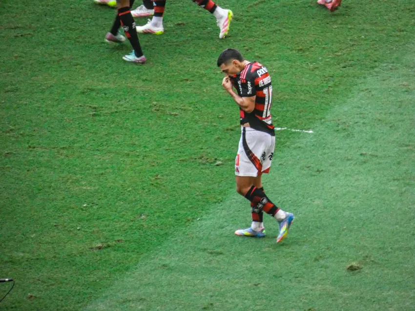 Flamengo encara Bahia com tabu, pressão sobre Filipe Luís e brilho de Arrascaeta em 2025 4 Arrascaeta comemora gol do Flamengo - Foto: Lucas Bayer/Lance!