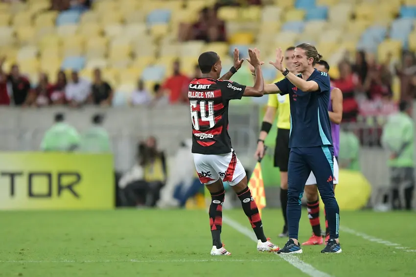 Calendário impõe rodízio e Flamengo poupará titulares na Copa do Brasil 2025 3 Wallace Yan, jogador da base do Flamengo, comemora gol com o técnico Filipe Luis pelo Campeonato Carioca - Foto: Thiago Ribeiro/AGIF