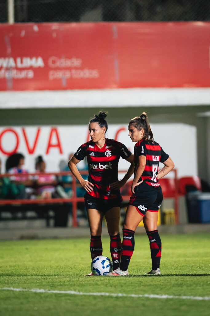 Flamengo empata com Cruzeiro 1 a 1 em jogo movimentado e mantém posição no meio da tabela 1 Juci e Djeni para cobrança de falta do Flamengo (Foto: João Guilherme Arenazio/CRF)