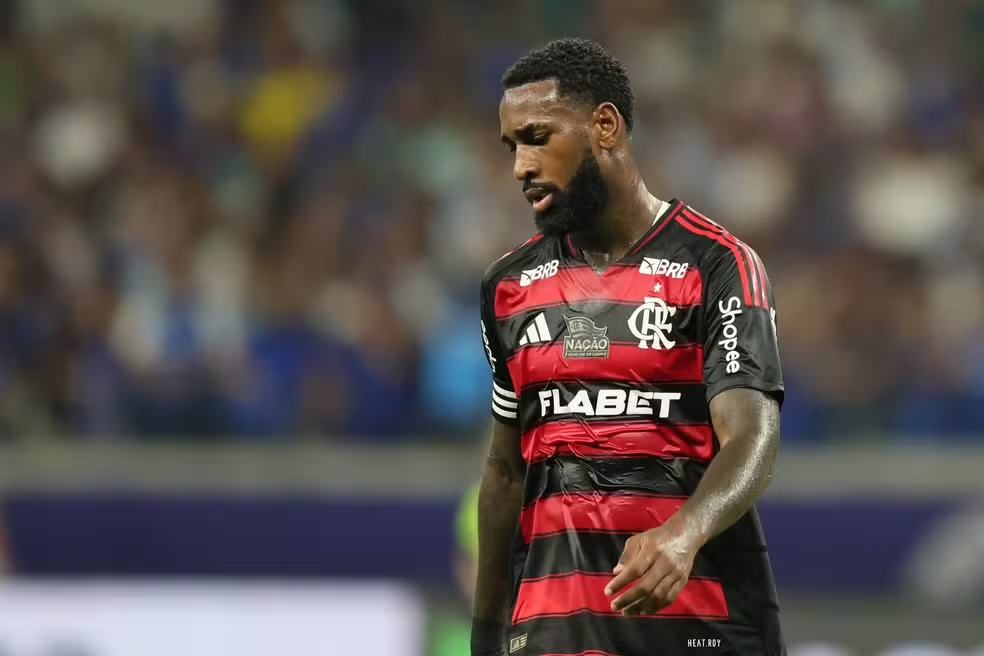 Flamengo perde por 2x1 e desempenho preocupa antes de decisão na Libertadores 1 Gerson em ação pelo Flamengo contra o Cruzeiro — Foto: Gilson Lobo / AGIF