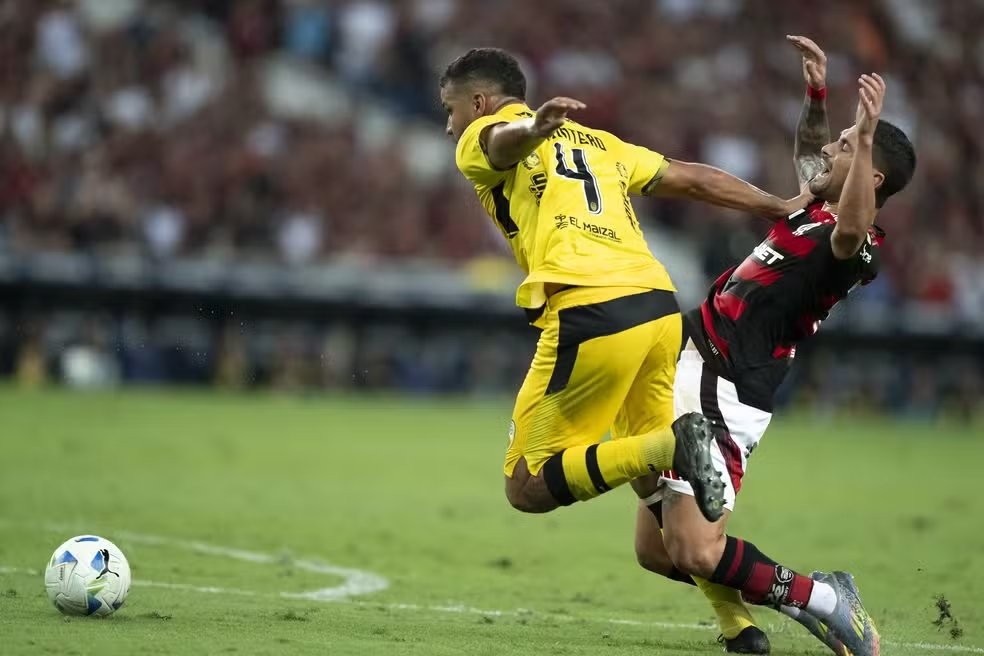 Preocupante! Flamengo sofre, mas vence Táchira e avança em 2º na Libertadores 3 Após simulação, Arrascaeta levou terceiro cartão amarelo na fase de grupos da Libertadores — Foto: Jorge Rodrigues/AGIF