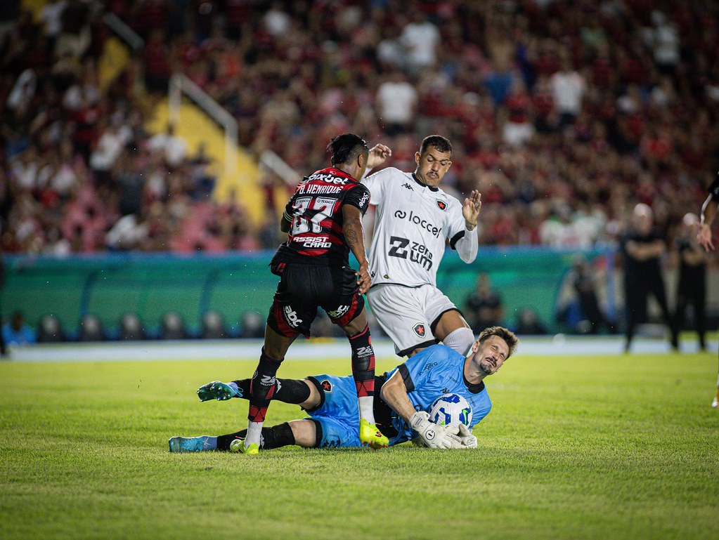 Iluminado! Joshua marca no fim e Flamengo vence na Copa do Brasil 2025 1 Goleiro Michael salvou o Botafogo-PB durante grande parte do jogo - Foto: João Neto – Botafogo-PB