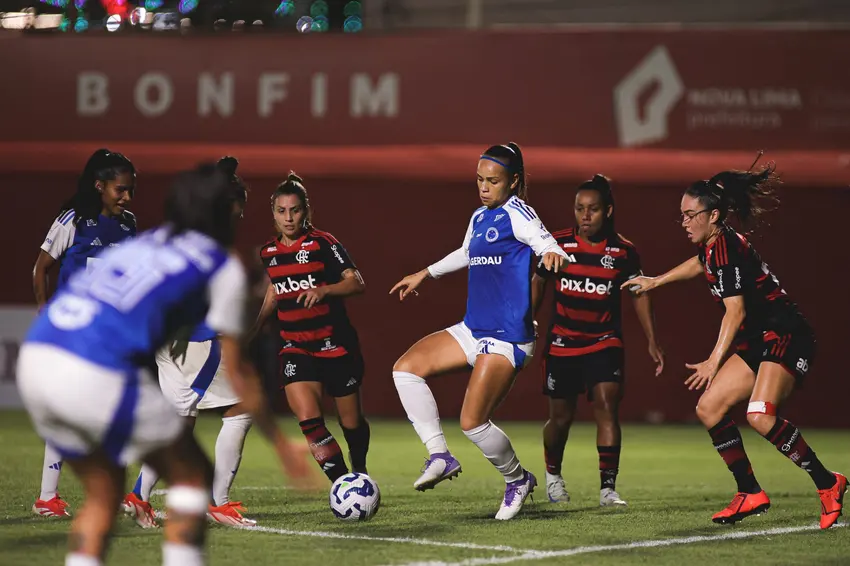 Flamengo empata com Cruzeiro 1 a 1 em jogo movimentado e mantém posição no meio da tabela 2 Letícia em dividida com jogadoras do Flamengo (Foto: João Guilherme Arenazio/CRF)