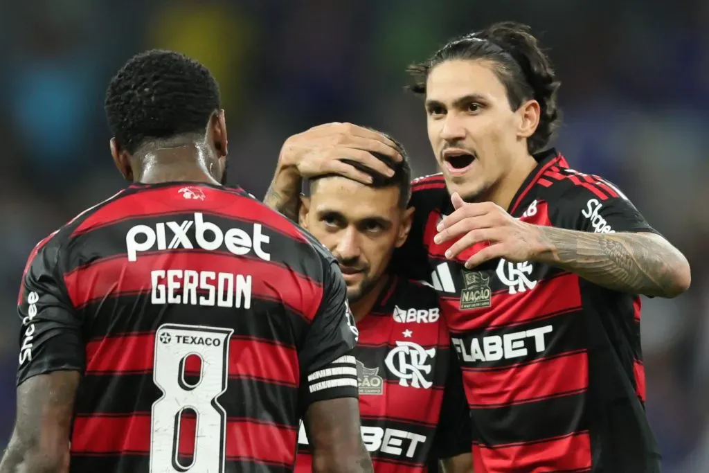 Flamengo encara Bahia com tabu, pressão sobre Filipe Luís e brilho de Arrascaeta em 2025 1 Arrascaeta jogador do Flamengo comemora seu gol durante partida contra o Cruzeiro no estadio Mineirao pelo campeonato Brasileiro A 2025 - Foto: Gilson Lobo/AGIF