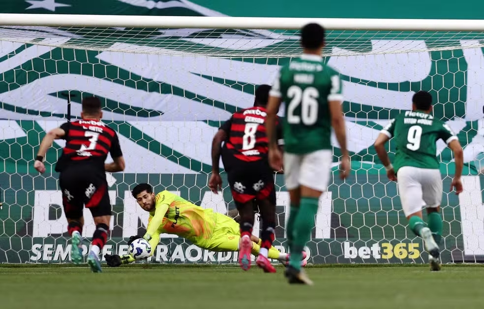 Flamengo pode assumir liderança e igualar recorde histórico no Brasileirão 2025 2 Rossi defende pênalti para o Flamengo contra o Palmeiras — Foto: Reuters