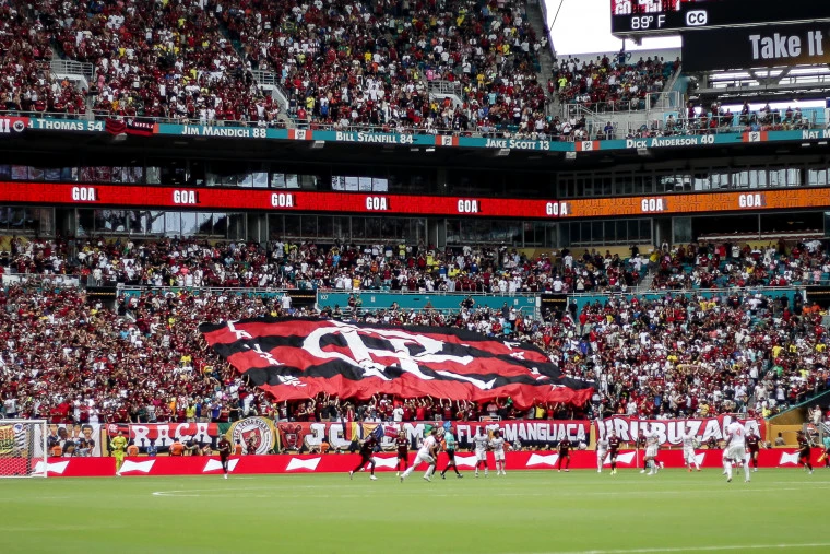 Flamengo mostra coragem, mas erra demais e está eliminado do Mundial 5 Torcida do Flamengo contra o Bayern - Foto: Divulgação/Flamengo