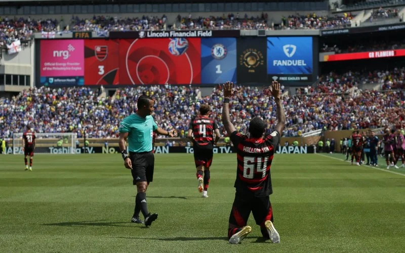 Flamengo vence Chelsea por 3 a 1 com aula de Filipe Luís e show de Bruno Henrique 5 Wallace Yan comemora seu gol em Flamengo x Chelsea - Foto: Gilvan de Souza / Flamengo