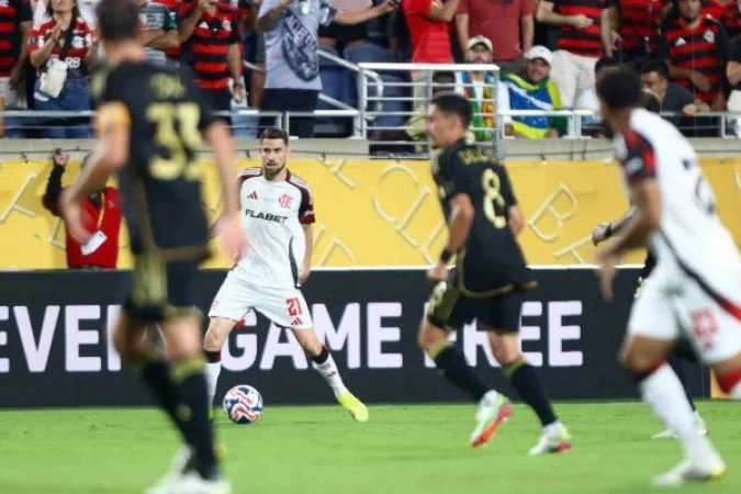 Flamengo empata com LAFC, avança invicto e se prepara para duelo com Bayern no Mundial 2 Jorginho em ação com a camisa do Flamengo diante do Los Angeles FC - Foto: Gilvan de Souza/Flamengo