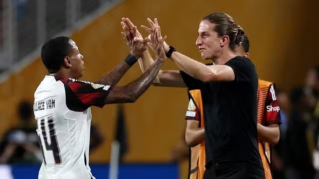 Flamengo empata com LAFC, avança invicto e se prepara para duelo com Bayern no Mundial 1 Wallace Yan e Filipe Luís em Los Angeles FC x Flamengo - Foto: REUTERS/Amanda Perobelli