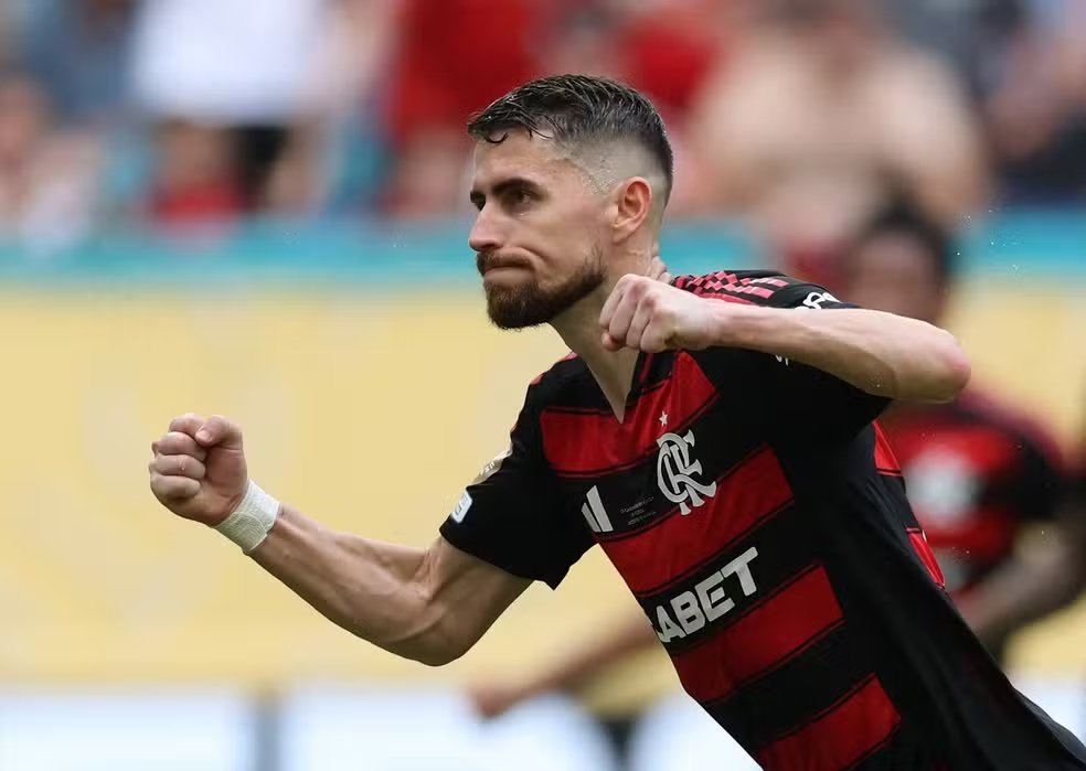 Flamengo mostra coragem, mas erra demais e está eliminado do Mundial 3 Jorginho comemora gol de pênalti para o Flamengo contra o Bayern — Foto: Reuters