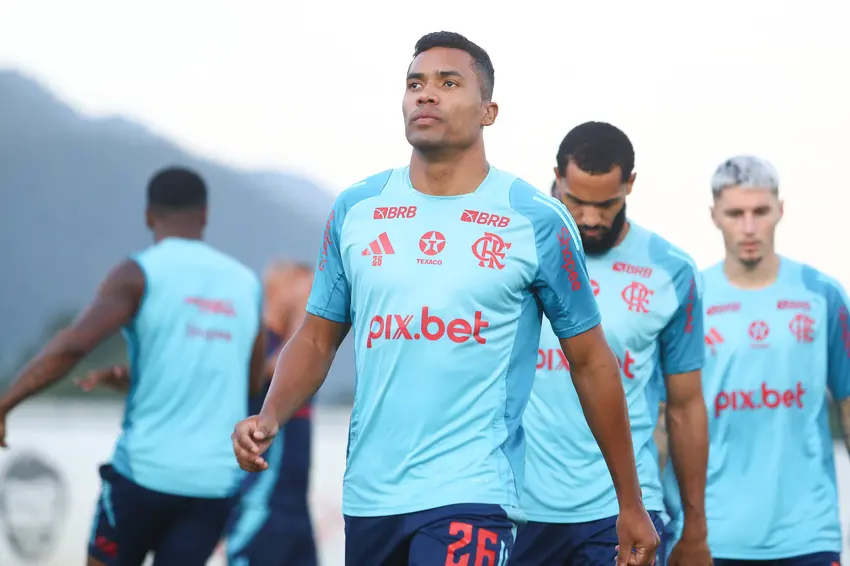 Flamengo estreia no Mundial em duelo que expõe diferença milionária entre os clubes. 3 Alex Sandro deve estar na lista de relacionados do Flamengo contra o Espérance - Foto: Gilvan de Souza/Flamengo