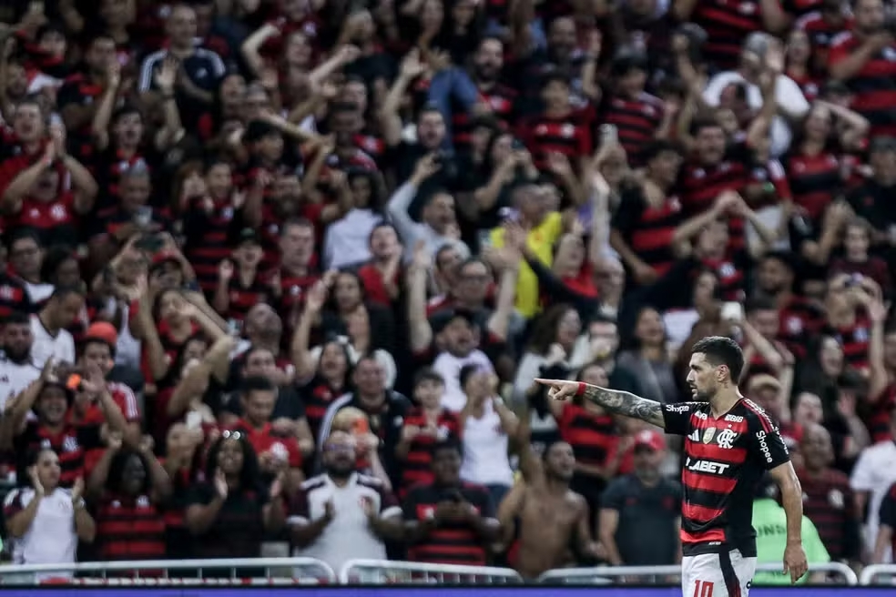Nos embalos do Mundial, Flamengo faz 5 no Fortaleza e lidera Brasileirão 2 Para vocês: Arrascaeta comemora o seu gol com a torcida no Maraca — Foto: Gilvan de Souza / Flamengo