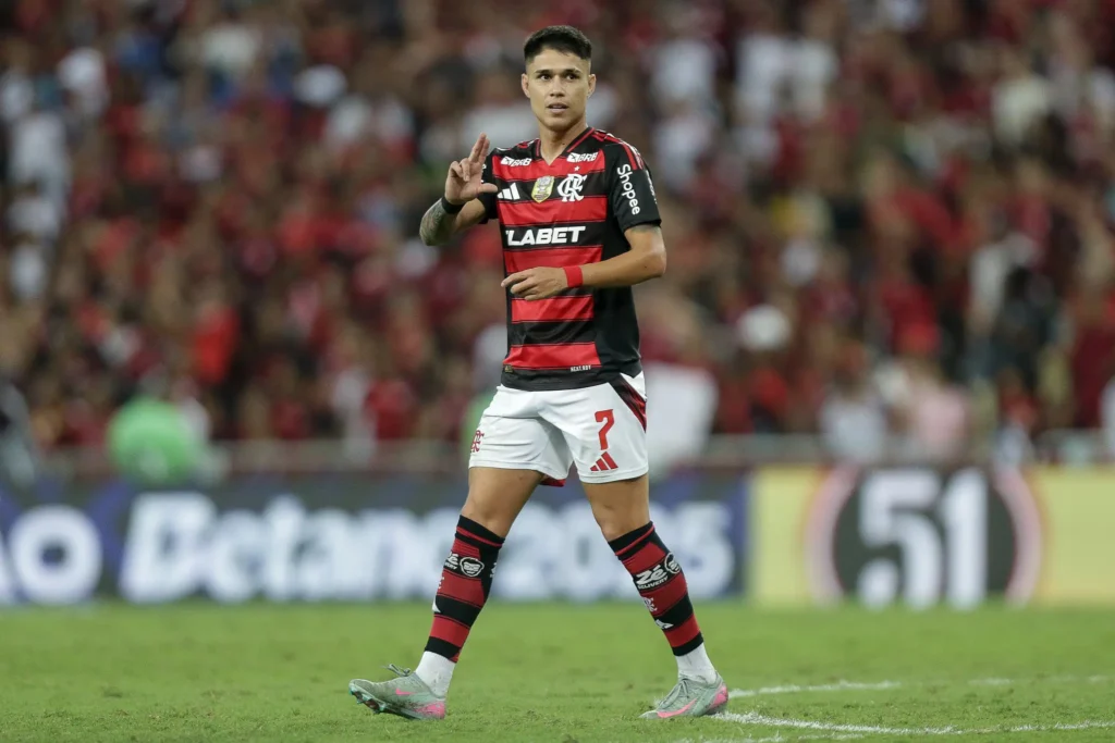 Nos embalos do Mundial, Flamengo faz 5 no Fortaleza e lidera Brasileirão 3 Luiz Araújo comemora gol pelo Flamengo - Foto: Gilvan de Souza/Flamengo