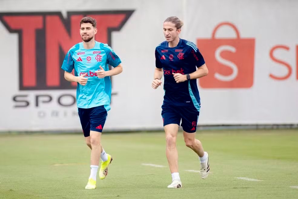 Jorginho no BID! Regularizado, camisa 21 já pode estrear no Mundial. 2 Jorginho e Filipe Luís durante treino do Flamengo — Foto: Adriano Fontes/Flamengo