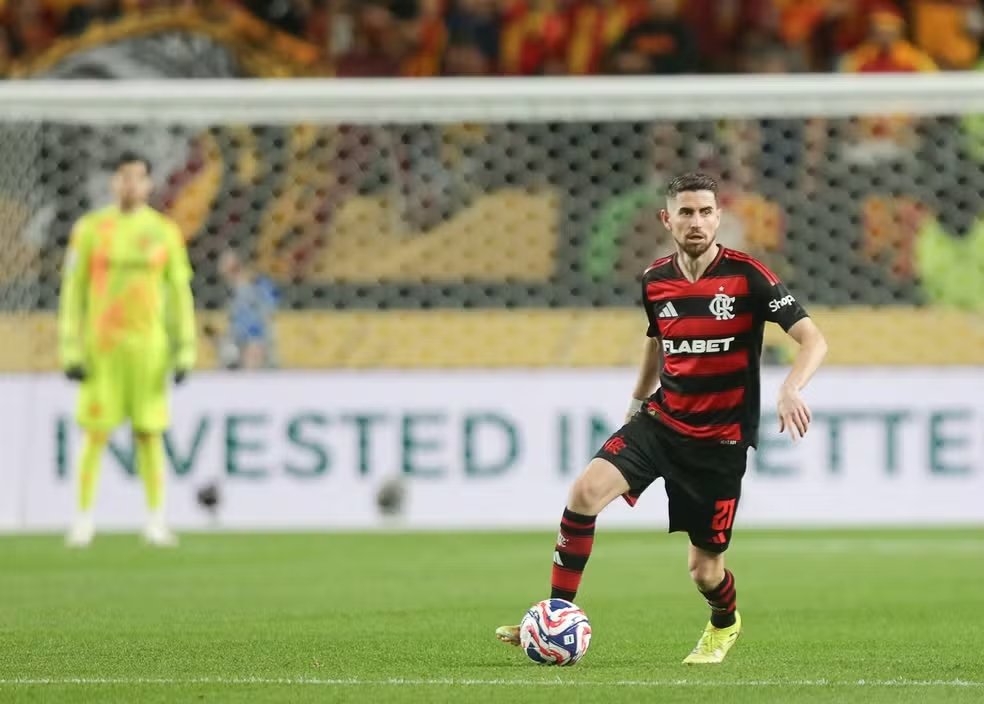 Jorginho brilha, Flamengo vence e lidera Grupo D no Mundial 4 Jorginho em sua estreia pelo Flamengo — Foto: Gilvan de Souza / Flamengo