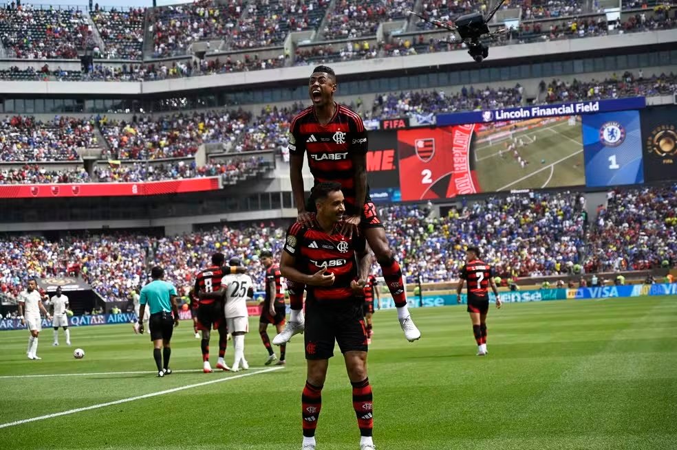 Flamengo vence Chelsea por 3 a 1 com aula de Filipe Luís e show de Bruno Henrique 4 Danilo e Bruno Henrique comemoram gol do Flamengo contra o Chelsea — Foto: Andre Durão