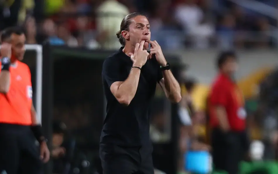 Flamengo empata com LAFC, avança invicto e se prepara para duelo com Bayern no Mundial 4 Filipe Luís instrui o Flamengo durante duelo com o LAFC no Mundial de Clubes - Foto: Gilvan de Souza/Flamengo