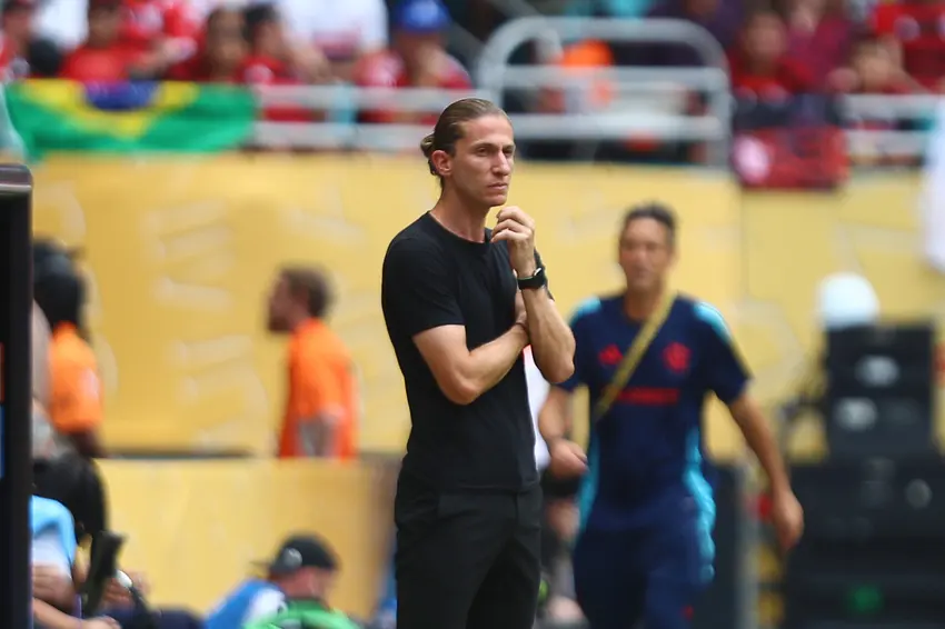 Flamengo mostra coragem, mas erra demais e está eliminado do Mundial 4 Técnico do Flamengo, Filipe Luís durante duelo com o Bayern de Munique pelo Mundial de Clubes - Foto: Gilvan de Souza/Flamengo