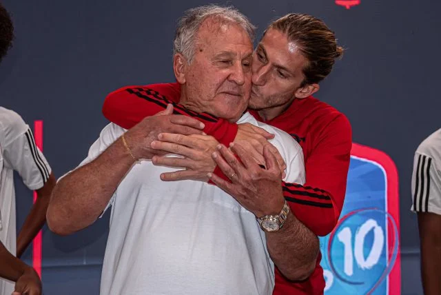 Com foco total no Mundial, Flamengo se reapresenta nesta quinta 3 Zico e Filipe Luís durante a palestra DNA Rubro-Negro - Foto: Reprodução/Twitter