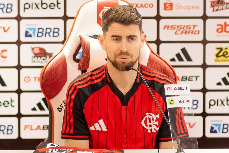 Jorginho no BID! Regularizado, camisa 21 já pode estrear no Mundial. 3 Jorginho durante coletiva de apresentação no Ninho do Urubu - Foto: Adriano Fontes/Flamengo