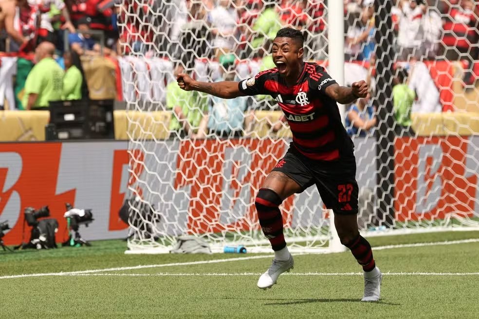 Flamengo vence Chelsea por 3 a 1 com aula de Filipe Luís e show de Bruno Henrique 3 Bruno Henrique, do Flamengo, comemora gol contra o Chelsea — Foto: Emilee Chinn - FIFA/FIFA via Getty Images