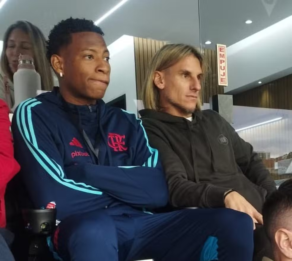 Caso Plata: Jogador retornará ao Flamengo em meio a "guerra fria" com Seleção do Equador. Entenda 2 Plata ao lado do técnico Beccacece — Foto: Divulgação / Seleção equatoriana
