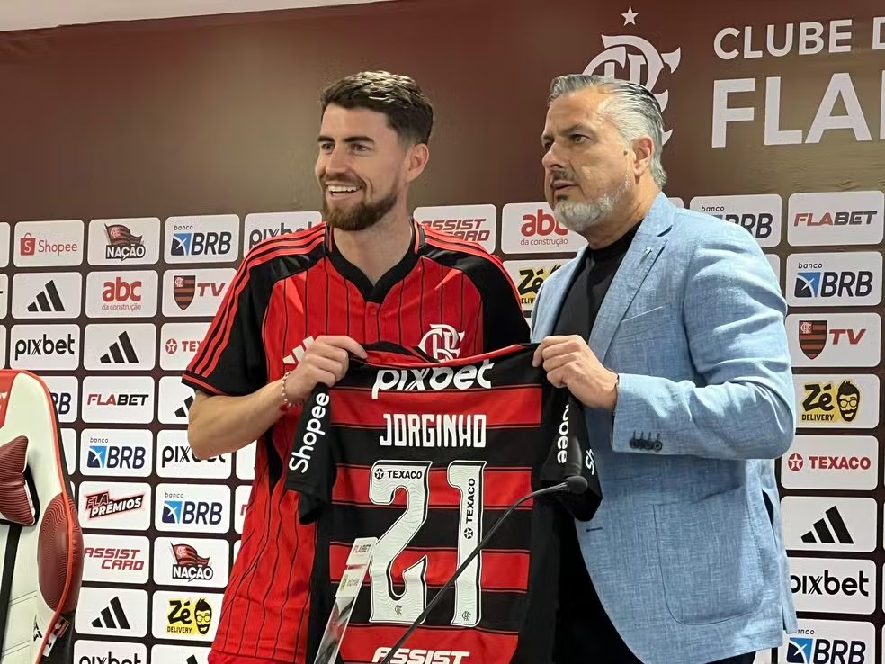 Jorginho no BID! Regularizado, camisa 21 já pode estrear no Mundial. 1 Jorginho, novo reforço do Flamengo, vai usar a camisa 21 - Foto: Adriano Fontes/Flamengo