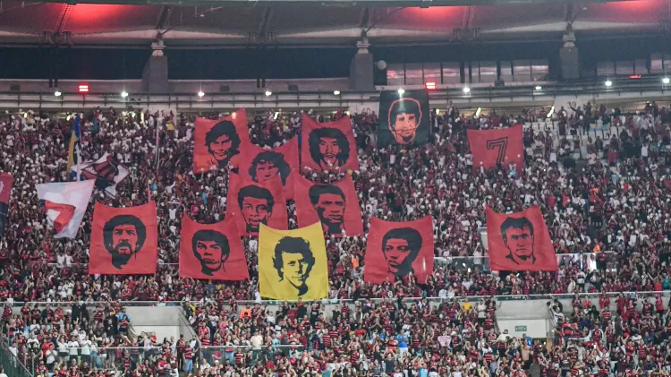 Nos embalos do Mundial, Flamengo faz 5 no Fortaleza e lidera Brasileirão 4 Torcida do Flamengo leva bandeiras com a escalação do Flamengo de 1981 - Foto: Thiago Ribeiro/AGIF
