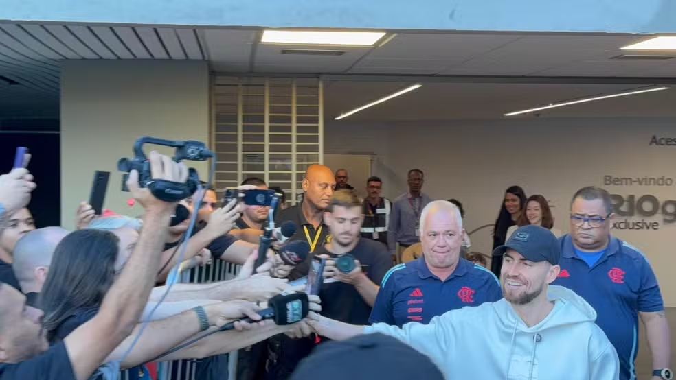 Jorginho desembarca no Rio para assinar com o Flamengo e reforçar time no Mundial. 1 Jorginho desembarca no Rio de Janeiro para se apresentar ao Flamengo — Foto: Luiza Sá / ge