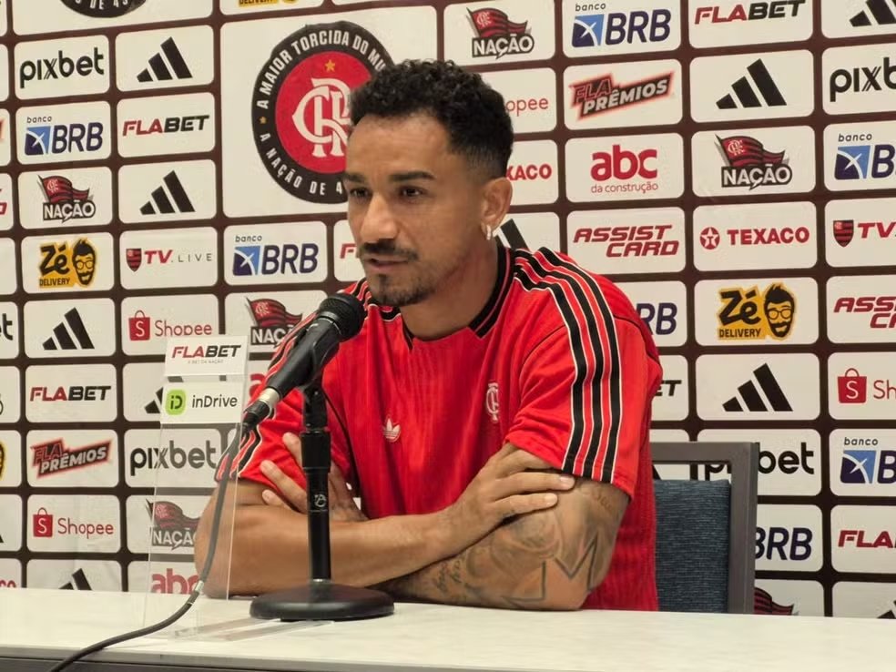 Final antecipada! Site americano enaltece duelo entre Flamengo e Bayern pela Copa do Mundo de Clubes 2 Danilo dá entrevista a dois dias do jogo entre Flamengo e Bayern — Foto: Thiago Lima
