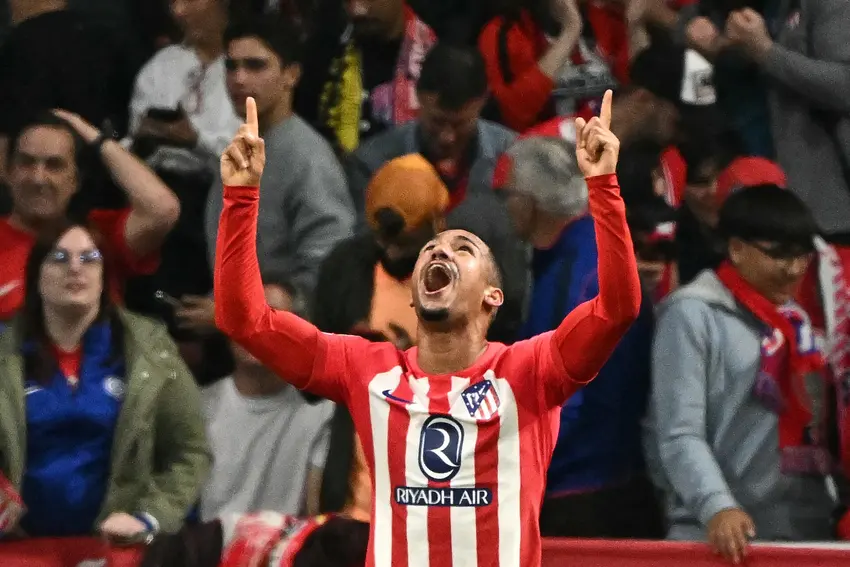 Flamengo anuncia pacotão de reforços que chegam para mudar o patamar do elenco 3 Reforço do Flamengo, Samuel Lino comemorando gol na Champions League pelo Atlético de Madrid - Foto: by JAVIER SORIANO / AFP