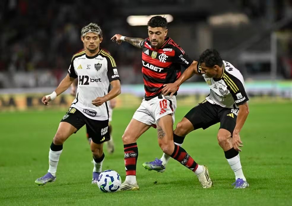 Flamengo vence Atlético-MG com gol de Léo Ortiz e volta ao topo do Brasileirão 3 Arrascaeta teve atuação ruim em Flamengo x Atlético-MG — Foto: André Durão