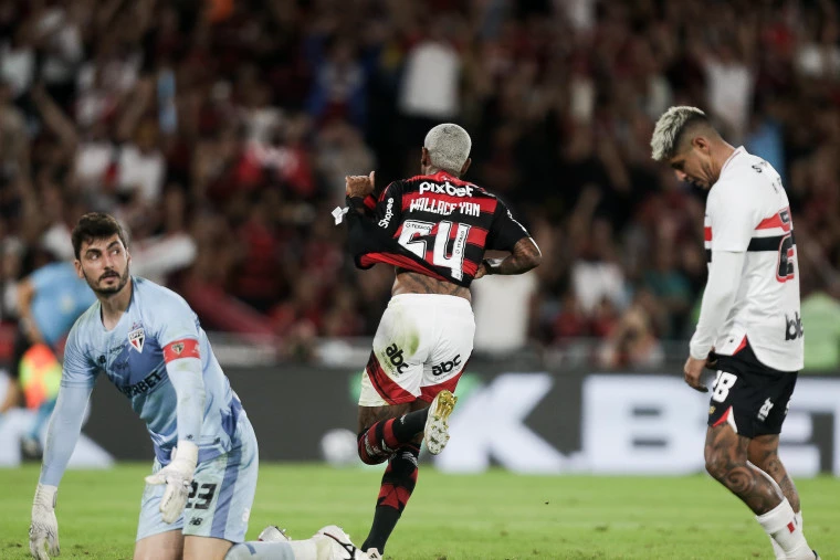 Com domínio absoluto, Flamengo vence São Paulo por 2 a 0 e tenta afastar turbulências nos bastidores 2 Walace Yan comemora gol contra o São Paulo na vitória por 2x0 no Maracanã - Foto: Gilvan de Souza / CRF