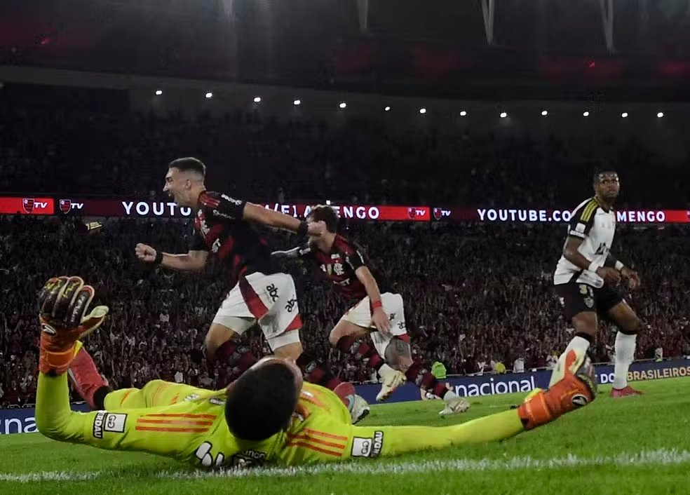 O Flamengo encontrou o caminho do gol pelo alto, em cabeceio de Léo Ortiz — Foto: André Durão