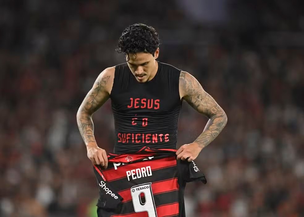 Pedro marca no fim, Flamengo vence o Fluminense e reacende esperança no Brasileirão 3 Pedro comemora gol do Flamengo contra o Fluminense — Foto: André Durão