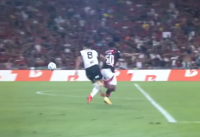 Flamengo vence Atlético-MG com gol de Léo Ortiz e volta ao topo do Brasileirão 1 Fausto Vera derruba Plata em Flamengo x Atlético-MG - Foto: Reprodução