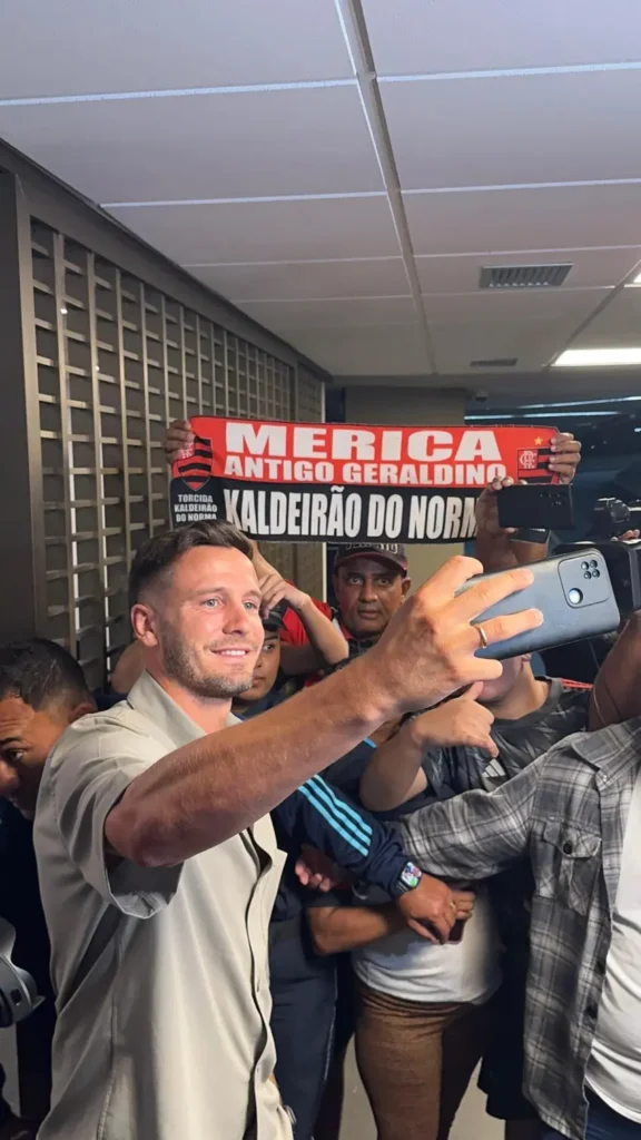 Saúl é o 1º reforço do Flamengo na janela: entenda como joga o espanhol 1 Saúl tira foto com torcedores no Aeroporto Internacional Galeão - Foto: Lucas Bayer/Lance!