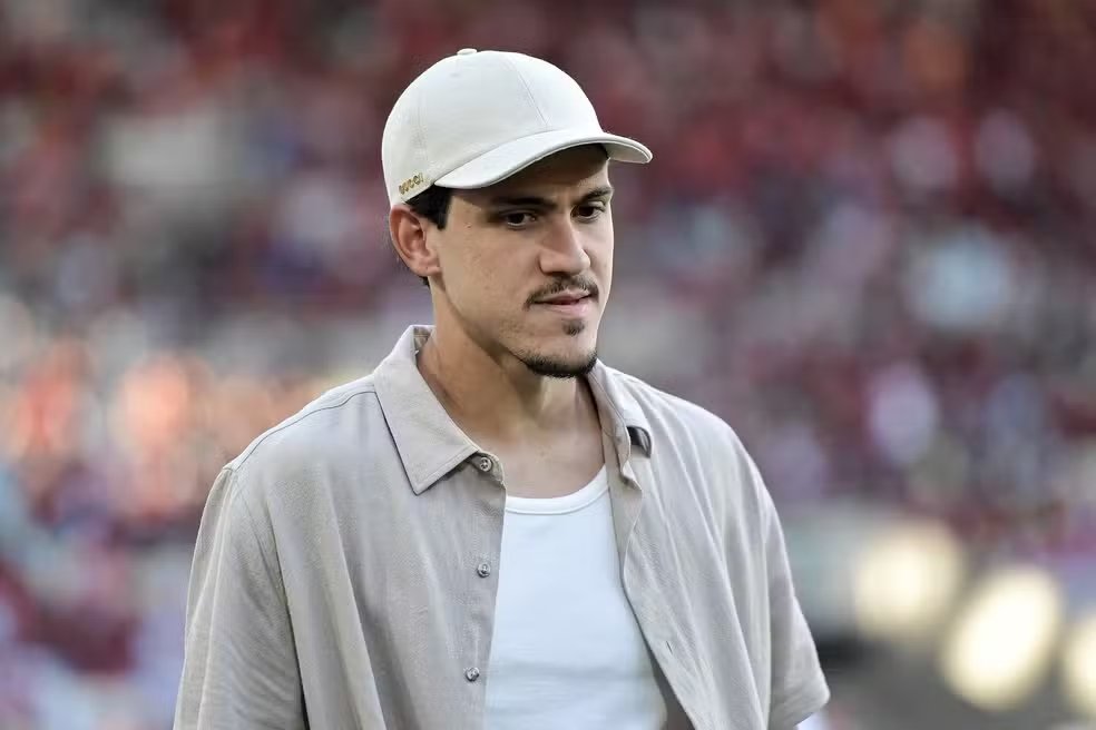 Pedro convoca elenco do Flamengo e rebate críticas de Filipe Luís 3 Pedro esteve no gramado do Maracanã antes de Flamengo x São Paulo — Foto: Thiago Ribeiro/AGIF