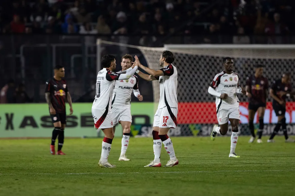 Com dedo de Filipe Luís, Flamengo vira sobre o Bragantino, quebra tabu e cola na liderança do Brasileirão 4 Arrascaeta e Viña em Bragantino x Flamengo — Foto: Joisel Amaral/AGIF