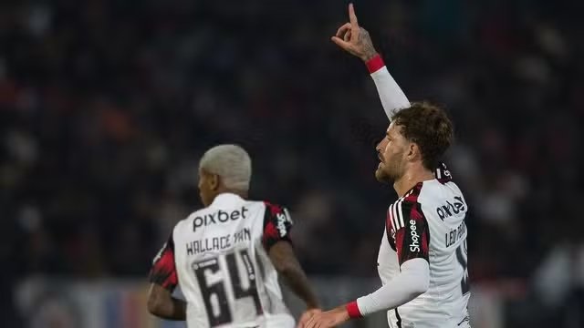 Com dedo de Filipe Luís, Flamengo vira sobre o Bragantino, quebra tabu e cola na liderança do Brasileirão 2 Léo Pereira comemora seu gol em Bragantino x Flamengo pelo Brasileirão 2025 - Foto: Anderson Romão/AGIF