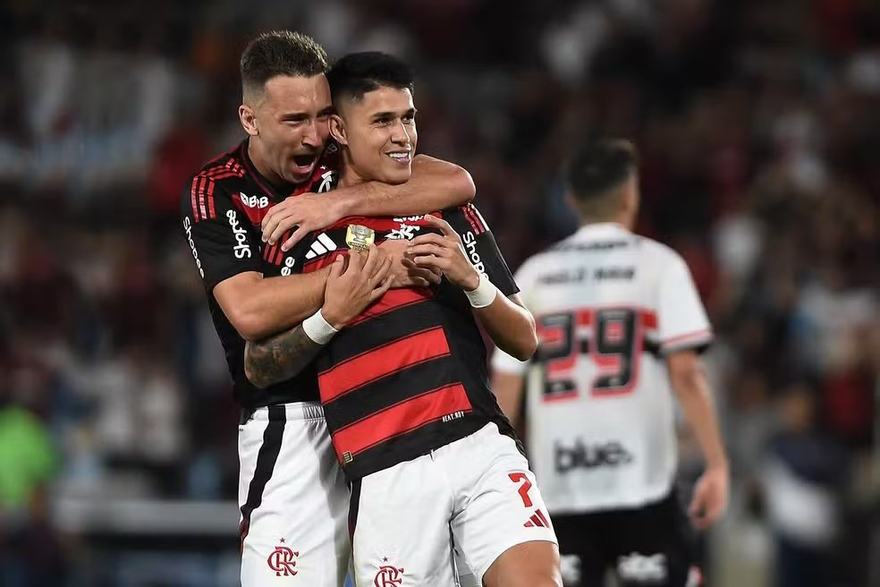 Com domínio absoluto, Flamengo vence São Paulo por 2 a 0 e tenta afastar turbulências nos bastidores 1 Luiz Araújo comemora com Léo Ortiz seu gol pelo Flamengo contra o São Paulo — Foto: André Durão