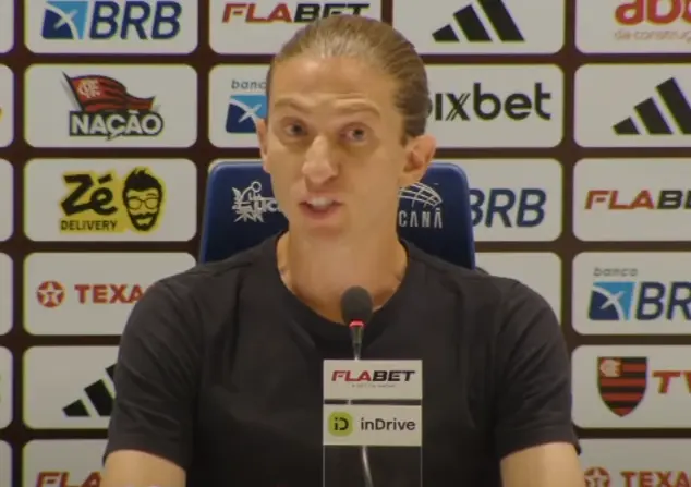 Pedro convoca elenco do Flamengo e rebate críticas de Filipe Luís 2 Filipe Luís critica Pedro em coletiva após vitória do Flamengo contra o São Paulo no Maracanã - Foto: MundoBola/Flamengo