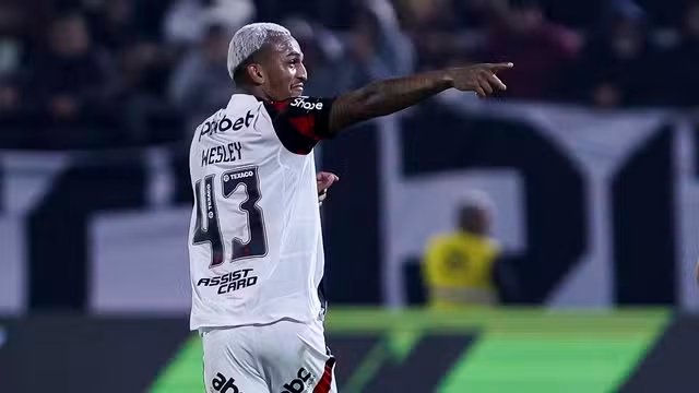 Com dedo de Filipe Luís, Flamengo vira sobre o Bragantino, quebra tabu e cola na liderança do Brasileirão 3 Wesley comemora gol em Bragantino x Flamengo - Foto: Ricardo Moreira/Getty Images