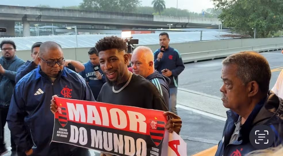 Flamengo anuncia pacotão de reforços que chegam para mudar o patamar do elenco 2 Emerson Royal chega ao Rio para assinar com o Flamengo — Foto: Emanuelle Ribeiro