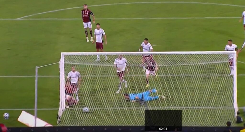 Pedro marca no fim, Flamengo vence o Fluminense e reacende esperança no Brasileirão 1 Pedro escorou o cruzamento do escanteio e fez o gol da vitória do Flamengo - Foto Premiere / Reprodução