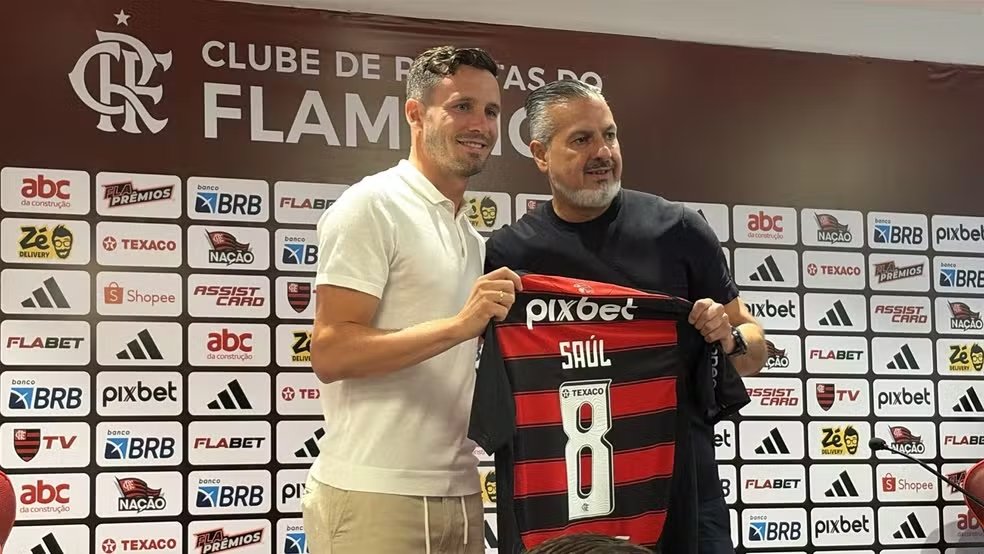 Flamengo anuncia pacotão de reforços que chegam para mudar o patamar do elenco 1 Saúl Ñíguez é apresentado pelo Flamengo por José Boto — Foto: Emanuelle Ribeiro/ge