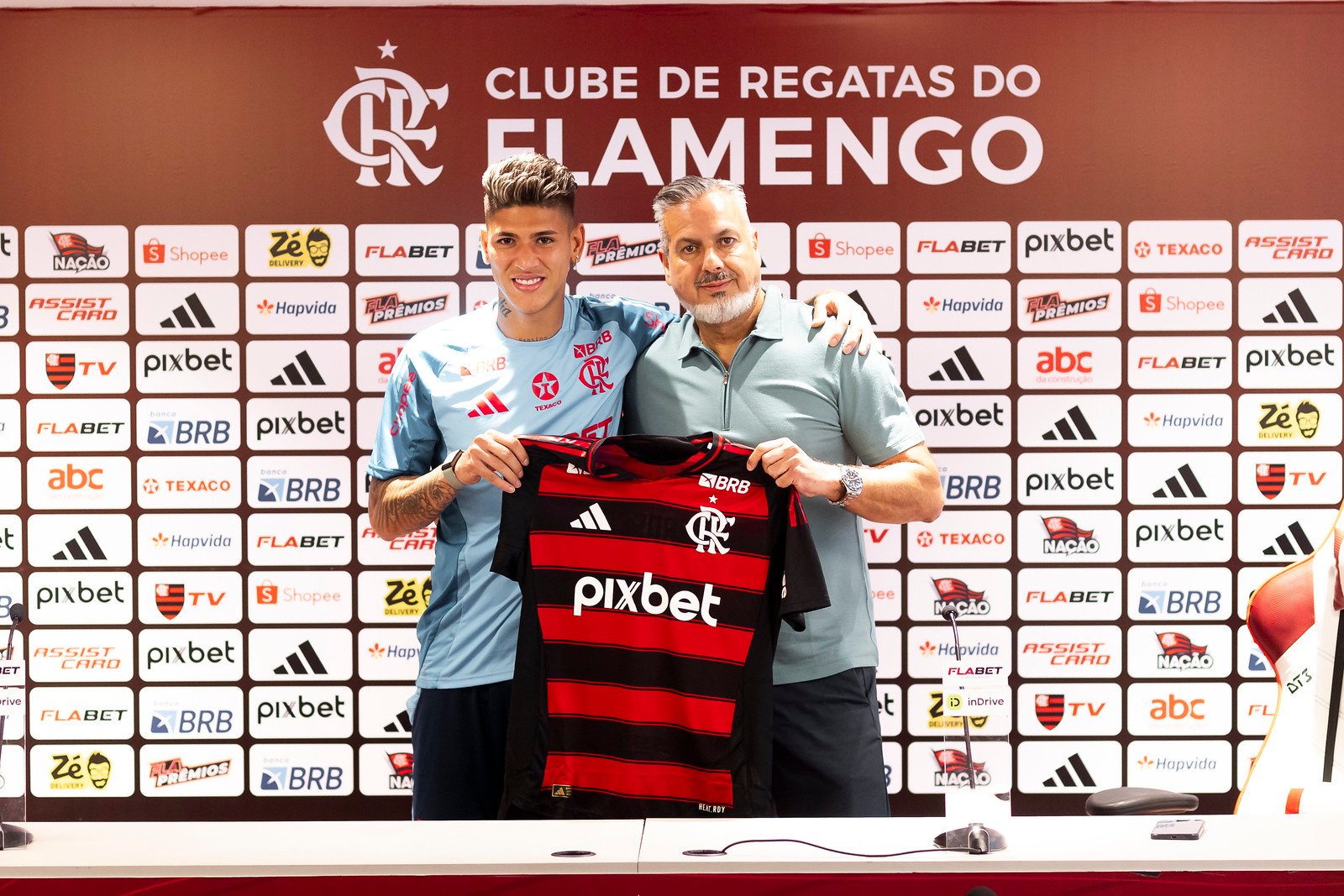 Carrascal apresentado como novo jogador do Flamengo - Foto:Adriano Fontes/Flamengo