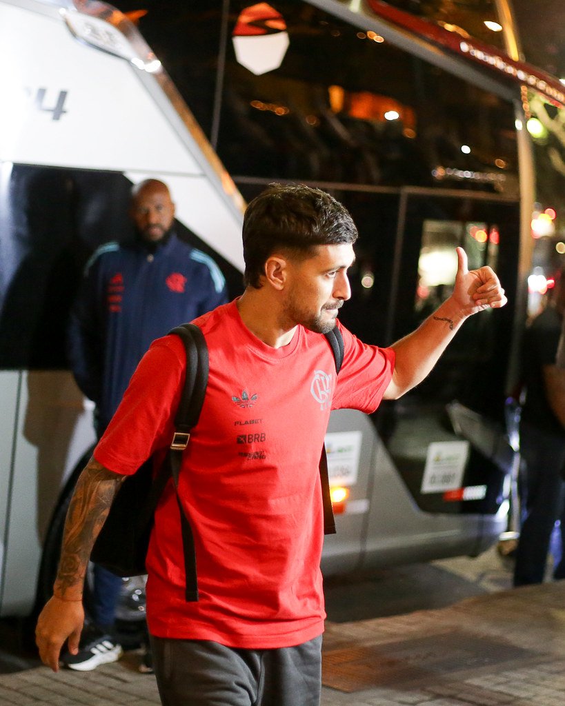 Arrascaeta na chegada do Flamengo em Belo Horizonte - Foto: Gilvan de Souza/Flamengo