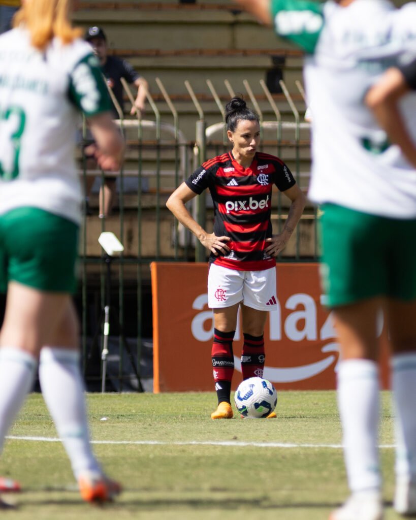 Fim do tabu: Flamengo Feminino vence Palmeiras pela 1ª vez no feminino e larga na frente no Brasileirão 2 Jucinara antes do gol de falta. (Foto: Mariana Sá/Flamengo)
