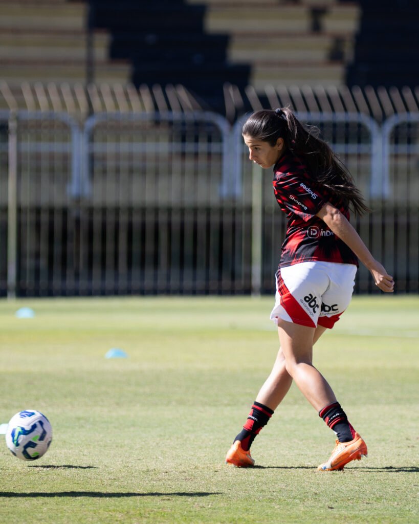 Fim do tabu: Flamengo Feminino vence Palmeiras pela 1ª vez no feminino e larga na frente no Brasileirão 4 Flávia Mota, zagueira do Flamengo — Foto: Flamengo Feminino